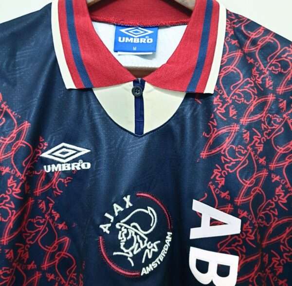 Zoom sur les logos et col du maillot vintage Ajax Amsterdam Extérieur 1994/1995