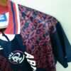 Présente la manche et col du maillot vintage Ajax Amsterdam Extérieur 1994/1995