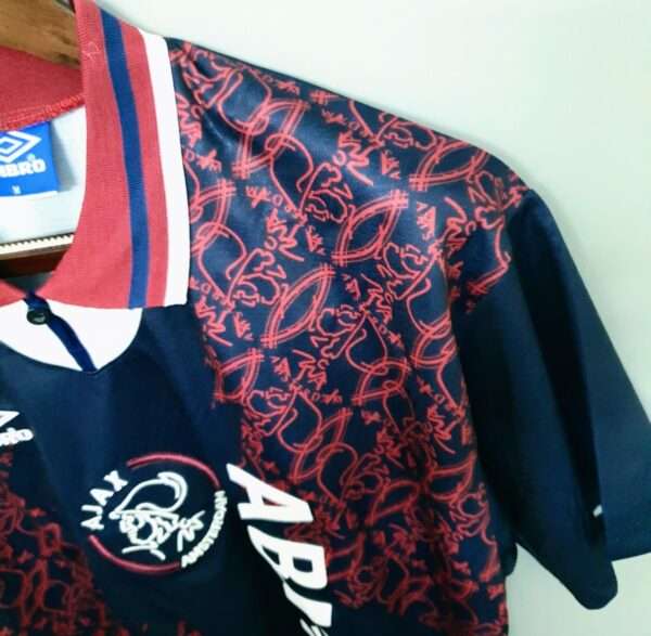 Présente la manche et col du maillot vintage Ajax Amsterdam Extérieur 1994/1995