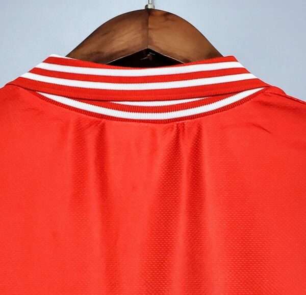 Zoom sur le col du maillot vintage Ajax Amsterdam Domicile 1995/1996