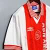 Zoom sur la manche et col du maillot vintage Ajax Amsterdam Domicile 1995/1996