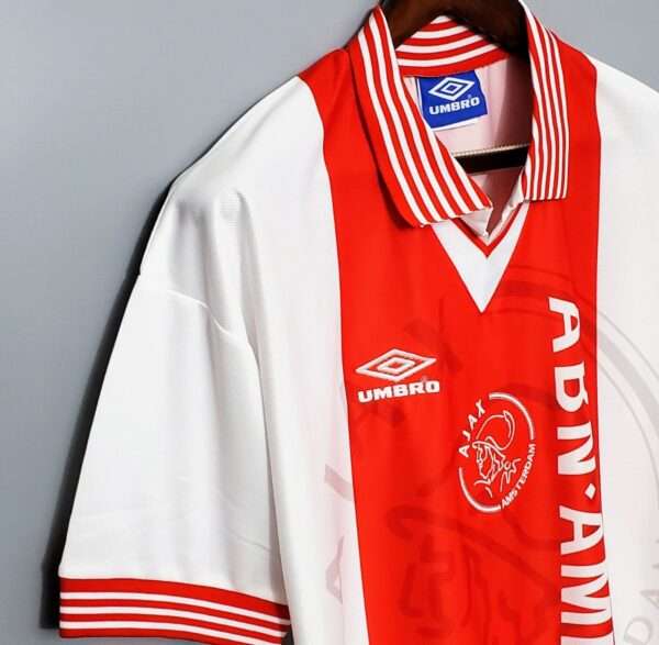 Zoom sur la manche et col du maillot vintage Ajax Amsterdam Domicile 1995/1996
