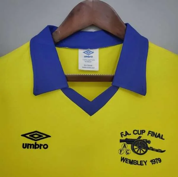 Zoom sur les logos et col du maillot vintage Arsenal Finale Coupe d'Angleterre 1979