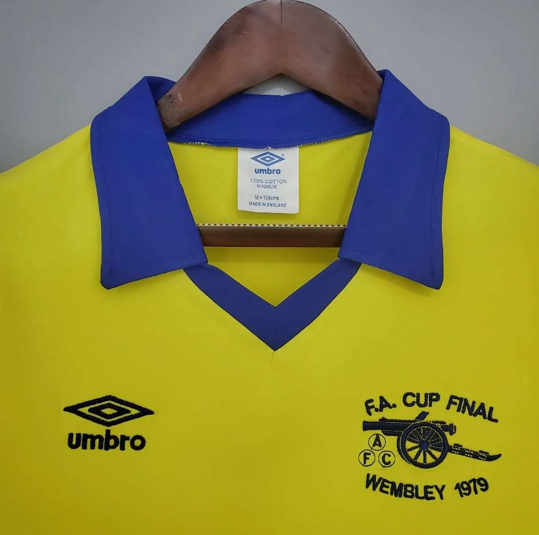 Zoom sur les logos et col du maillot vintage Arsenal Finale Coupe d'Angleterre 1979