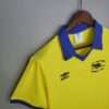 Présente la manche et col du maillot vintage Arsenal Finale Coupe d'Angleterre 1979