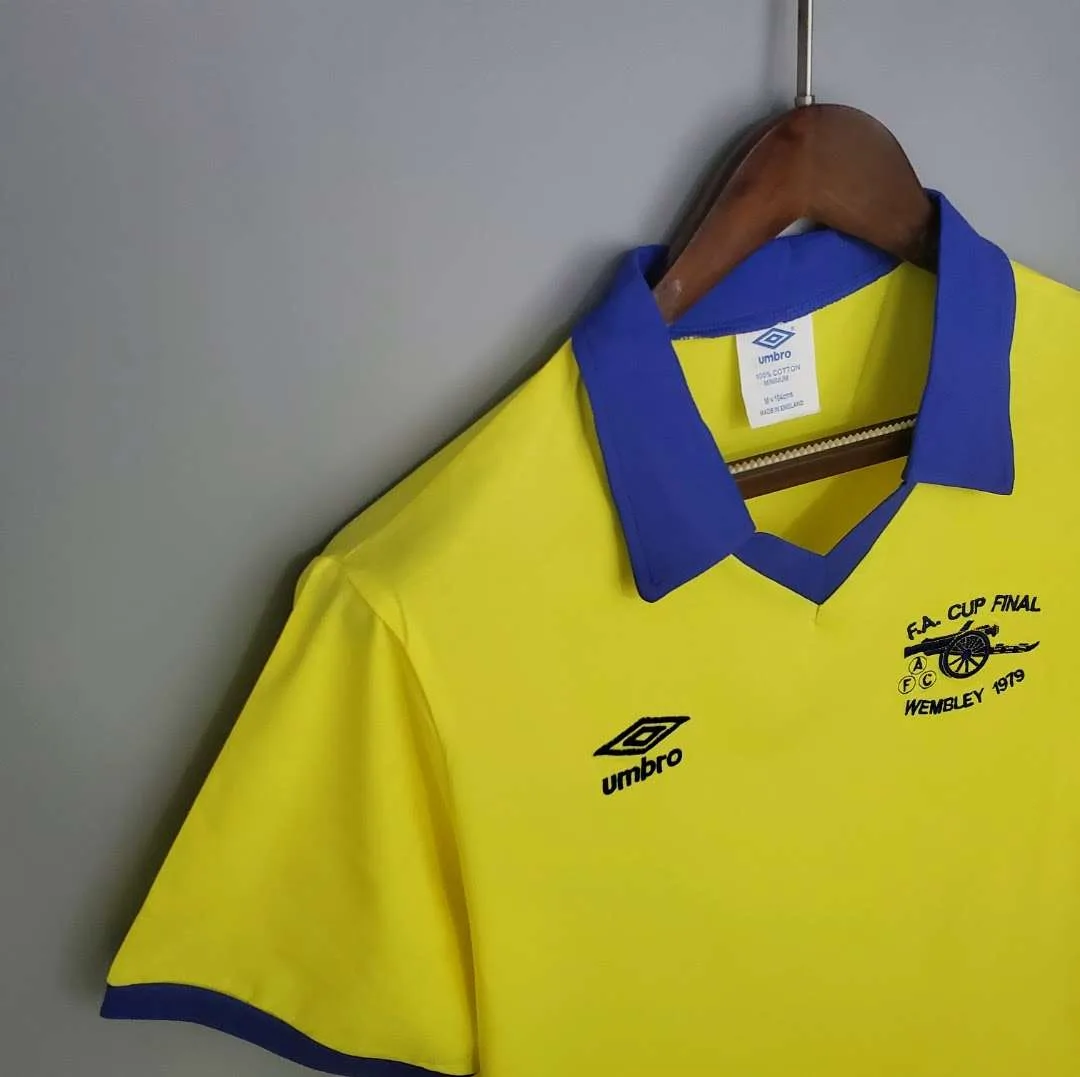 Présente la manche et col du maillot vintage Arsenal Finale Coupe d'Angleterre 1979