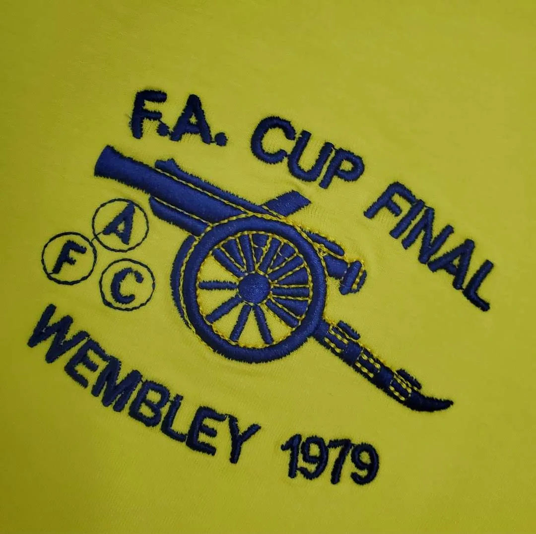 Zoom sur le logo du maillot vintage Arsenal Finale Coupe d'Angleterre 1979