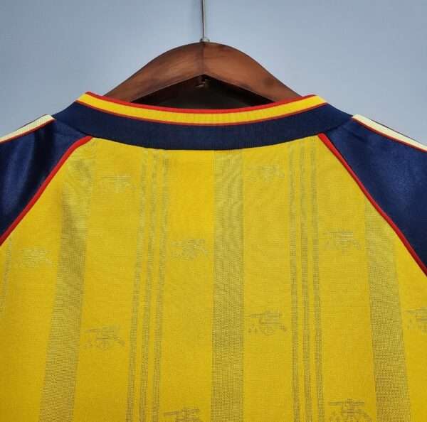 Présente le col du maillot vintage Arsenal Extérieur 1988/1991