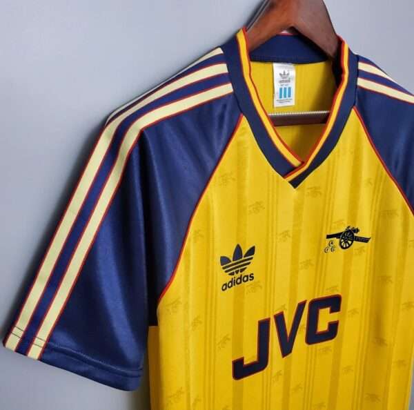 Présente la manche et col du maillot vintage Arsenal Extérieur 1988/1991