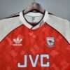 Zoom sur le col et logos du maillot vintage Arsenal Domicile 1990/1992