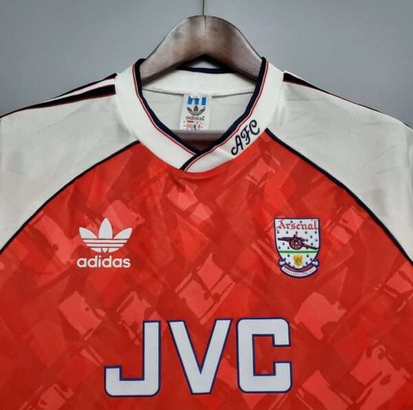 Zoom sur le col et logos du maillot vintage Arsenal Domicile 1990/1992