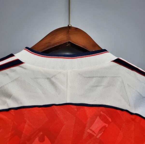 Présente le col du maillot vintage Arsenal Domicile 1990/1992