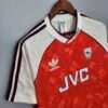 Présente la manche et col du maillot vintage Arsenal Domicile 1990/1992