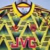 Zoom sur les logos et col du maillot vintage Arsenal Extérieur 1991/1993