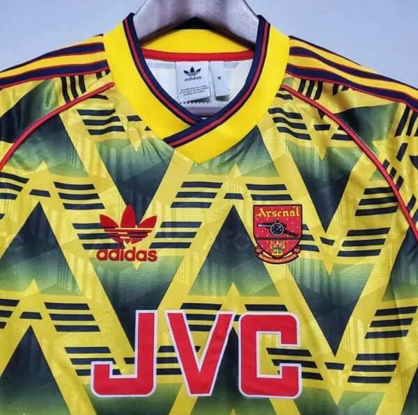 Zoom sur les logos et col du maillot vintage Arsenal Extérieur 1991/1993