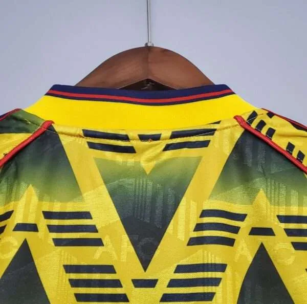 Zoom sur le col du maillot vintage Arsenal Extérieur 1991/1993