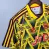 Présente la manche et col du maillot vintage Arsenal Extérieur 1991/1993