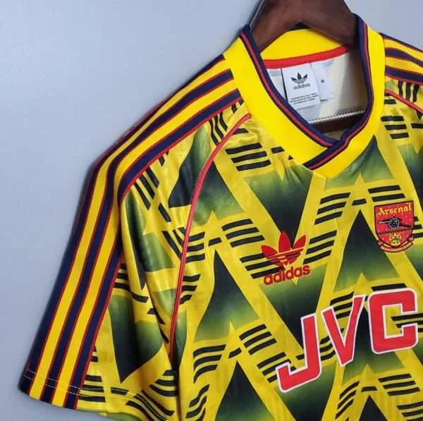 Présente la manche et col du maillot vintage Arsenal Extérieur 1991/1993