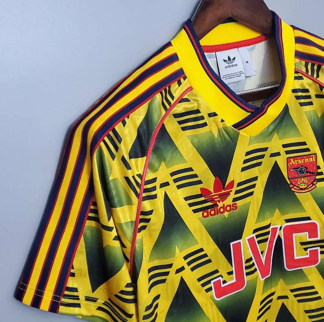 Présente la manche et col du maillot vintage Arsenal Extérieur 1991/1993