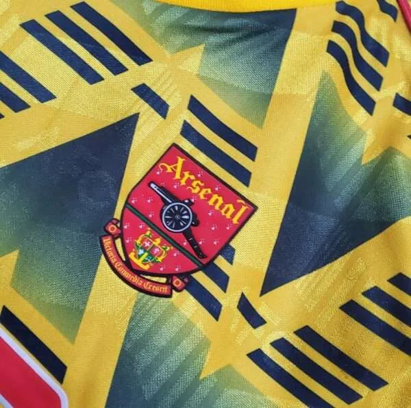 Zoom sur le logo du maillot vintage Arsenal Extérieur 1991/1993