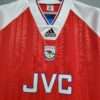 Présente le col et logos du maillot vintage Arsenal Domicile 1992/1994