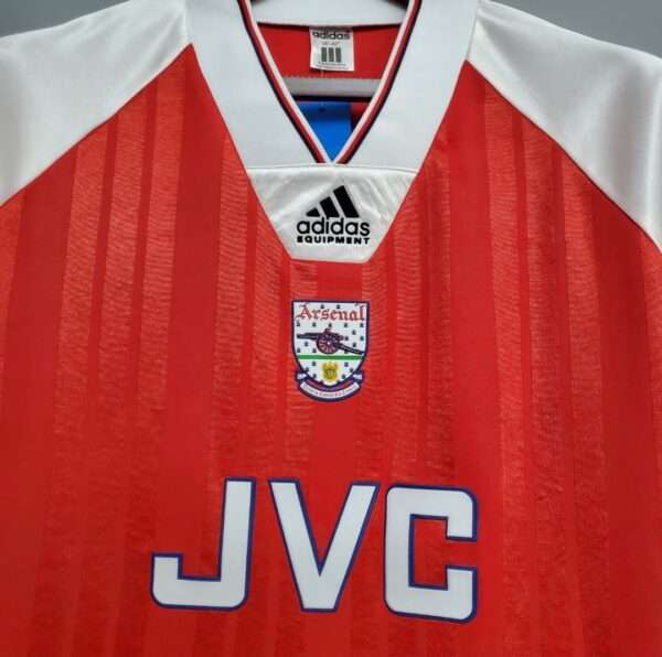 Présente le col et logos du maillot vintage Arsenal Domicile 1992/1994