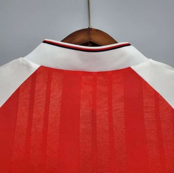 Présente le col du maillot vintage Arsenal Domicile 1992/1994