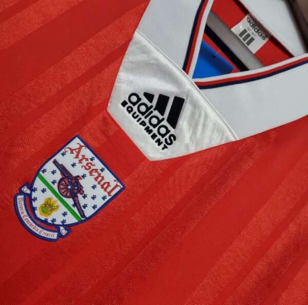 Présente le col et logo du maillot vintage Arsenal Domicile 1992/1994