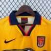 Présente le col et logos du maillot vintage Arsenal Extérieur 1997/1999