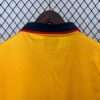 Présente le col du maillot vintage Arsenal Extérieur 1997/1999