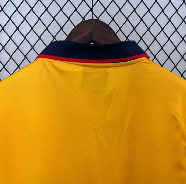 Présente le col du maillot vintage Arsenal Extérieur 1997/1999