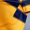 Présente la manche et coutures du maillot vintage Arsenal Extérieur 1997/1999