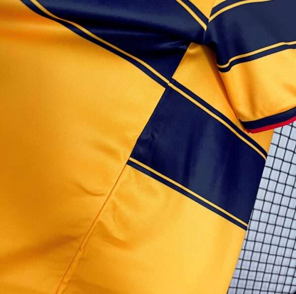Présente la manche et coutures du maillot vintage Arsenal Extérieur 1997/1999