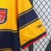 Zoom sur la manche et logos du maillot vintage Arsenal Extérieur 1997/1999