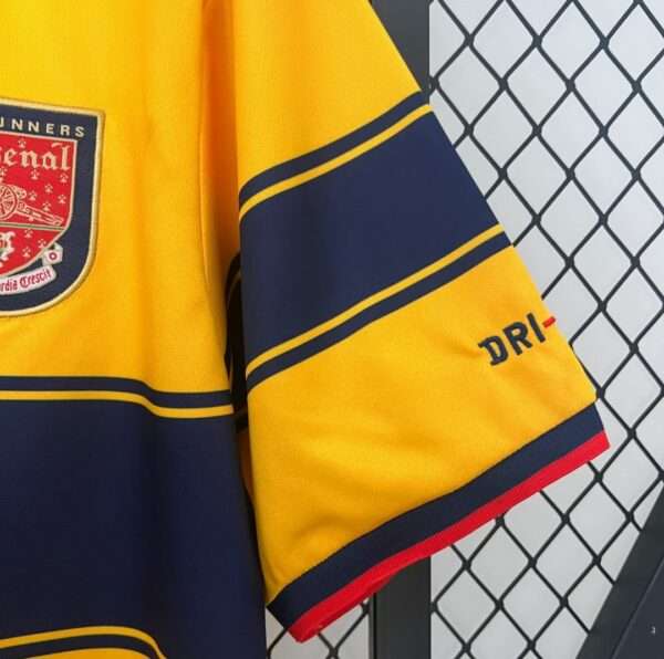 Zoom sur la manche et logos du maillot vintage Arsenal Extérieur 1997/1999