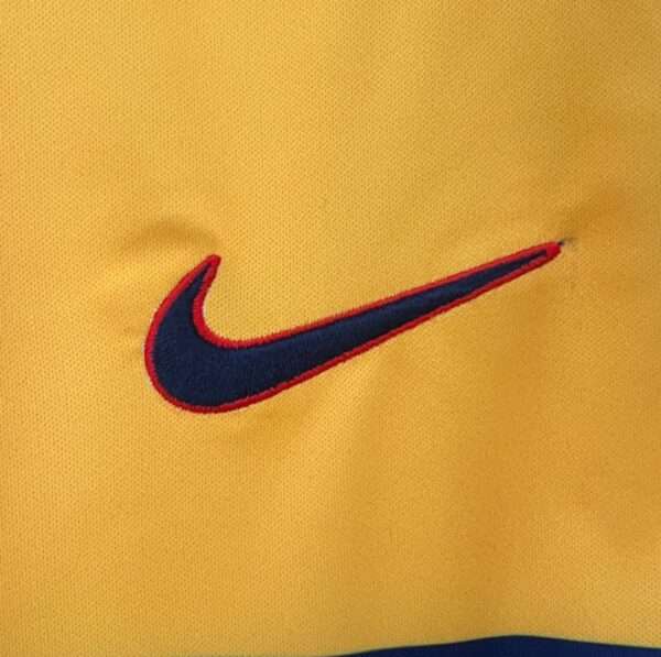 Zoom sur le logo du maillot vintage Arsenal Extérieur 1997/1999
