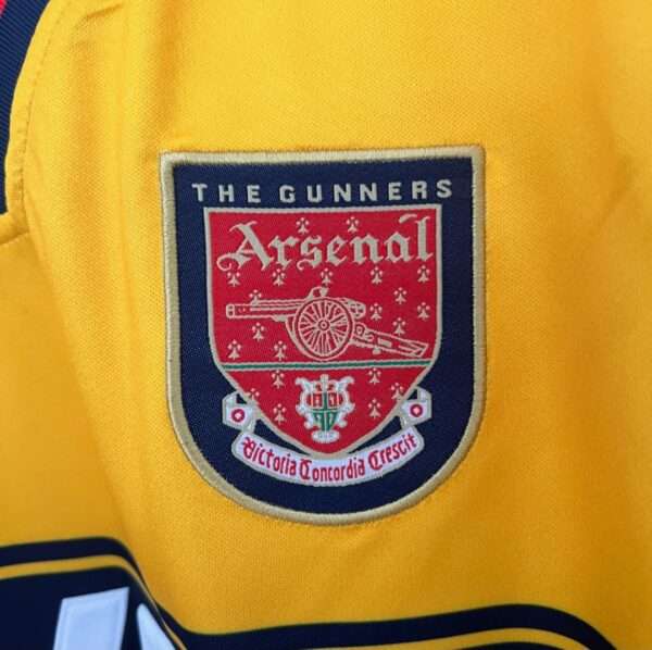 Zoom sur le logo du maillot vintage Arsenal Extérieur 1997/1999