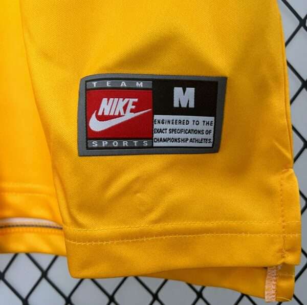Zoom sur les logos du maillot vintage Arsenal Extérieur 1997/1999