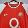 Zoom sur le col et logos du maillot vintage Arsenal Domicile 2002/2004