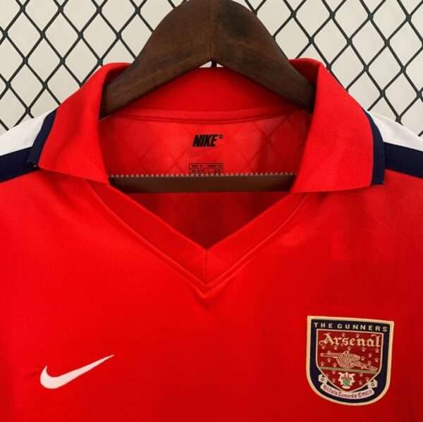 Zoom sur les logos et col du maillot vintage Arsenal Domicile 2000/2002