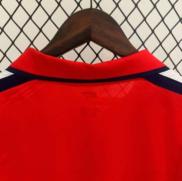 Zoom sur le col du maillot vintage Arsenal Domicile 2000/2002
