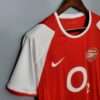 Zoom sur la manche et col du maillot vintage Arsenal Domicile 2002/2004