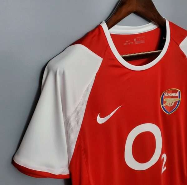 Zoom sur la manche et col du maillot vintage Arsenal Domicile 2002/2004