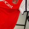 Présente la manche et coutures du maillot vintage Arsenal Domicile 2000/2002