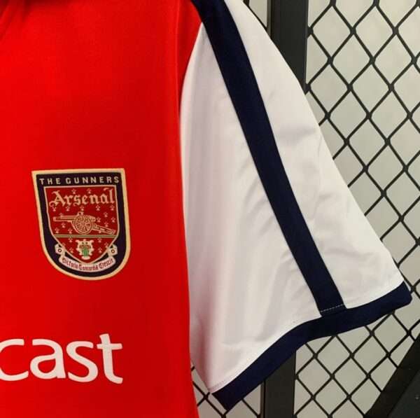 Zoom sur le logo et manche du maillot vintage Arsenal Domicile 2000/2002