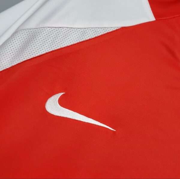 Zoom sur le logo du maillot vintage Arsenal Domicile 2002/2004