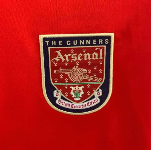 Zoom sur le logo du maillot vintage Arsenal Domicile 2000/2002