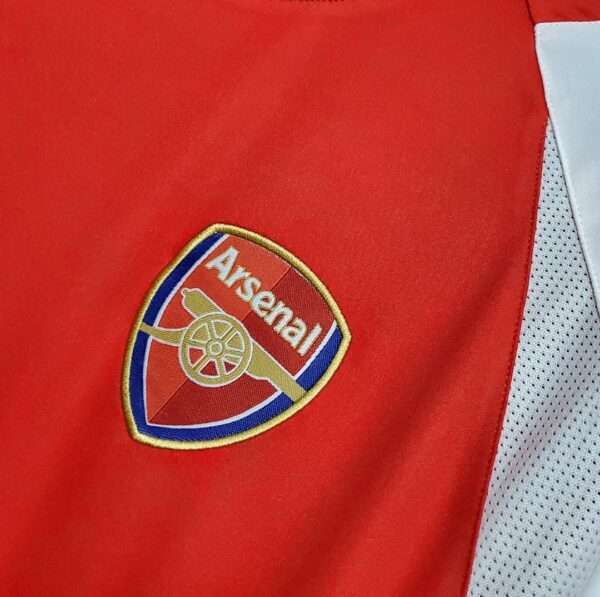 Zoom sur le logo du maillot vintage Arsenal Domicile 2002/2004