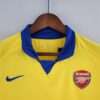 Présente le col et logos du maillot vintage Arsenal Extérieur 2003/2005