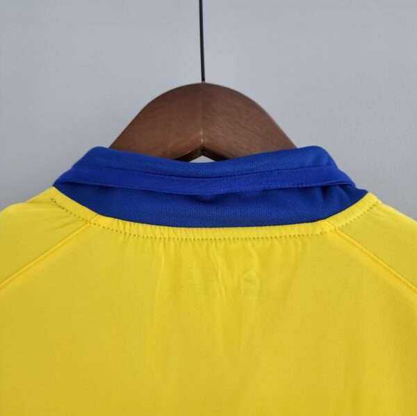 Présente le col du maillot vintage Arsenal Extérieur 2003/2005